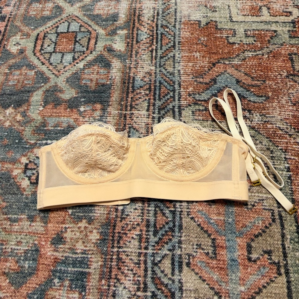 Lively Lace Strapless Bra in Cream